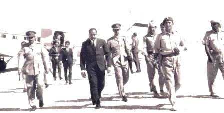 الرئيس قحطان وإلى اليسار القائد العام للقوات المسلحة 1969م في زيارته لأحد المواقع في الأطراف